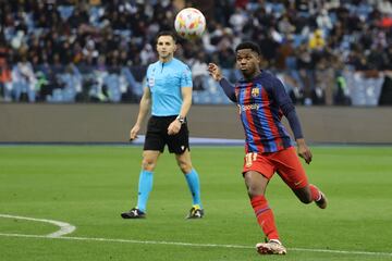 1-2. Ansu Fati observa el balón momentos antes de disparar con su pierna izquierda.