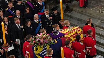 Spain's Sofia and Juan Carlos I stand with Spain's King Felipe VI and Spain's Queen Letizia as the coffin is placed near the altar at the State Funeral of Queen Elizabeth II, held at Westminster Abbey, in London on September 19, 2022. (Photo by Gareth Fuller / POOL / AFP) (Photo by GARETH FULLER/POOL/AFP via Getty Images)