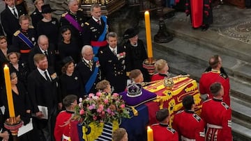 Spain's Sofia and Juan Carlos I stand with Spain's King Felipe VI and Spain's Queen Letizia as the coffin is placed near the altar at the State Funeral of Queen Elizabeth II, held at Westminster Abbey, in London on September 19, 2022. (Photo by Gareth Fuller / POOL / AFP) (Photo by GARETH FULLER/POOL/AFP via Getty Images)