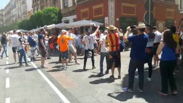 Petardos y botes de humo: la afición del Valencia calienta Sevilla