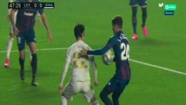 Hernández erró: la primera tarjeta marca la tendencia