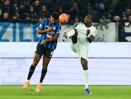 Soccer Football - Serie A - Atalanta v Inter Milan - Gewiss Stadium, Bergamo, Italy - December 28, 2025 Atalanta's Isak Hien in action with Inter Milan's Marcus Thuram REUTERS/Ciro De Luca