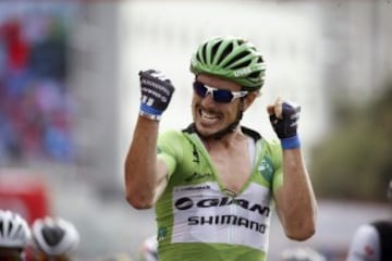 El alemán John Degenkolb (Giant Shimano) vence al esprint la decimoséptima etapa de la Vuelta Ciclista a España, entre Ortigueira y La Coruña, de 190,7 kilómetros.