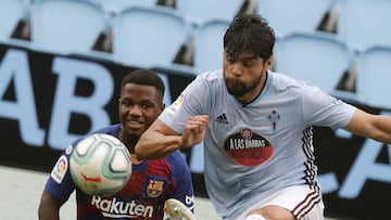 N&eacute;stor Araujo despeja el bal&oacute;n en presencia de Ansu Fati.