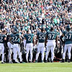Josh Sweat de Philadelphia Eagles, es inmovilizado y llevado de emergencia al hospital tras fuerte golpe en el cuello