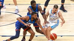 USA's Mikal Bridges (L) USA's Anthony Edwards (C) and Greece's Michalis Lountzis (R) vie for the ball during the Basketball Showcase friendly match between the USA and Greece at the Etihad Arena in Abu Dhabi on August 18, 2023. (Photo by Giuseppe CACACE / AFP)