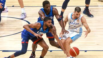 USA's Mikal Bridges (L) USA's Anthony Edwards (C) and Greece's Michalis Lountzis (R) vie for the ball during the Basketball Showcase friendly match between the USA and Greece at the Etihad Arena in Abu Dhabi on August 18, 2023. (Photo by Giuseppe CACACE / AFP)