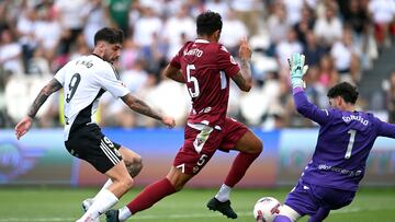 Cordoba (Castellón) y Fer Niño (Burgos) disputan un balón en un partido.