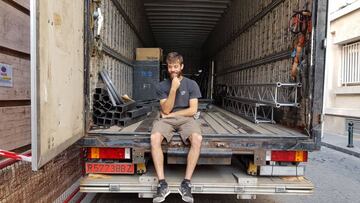 Imagen de un autónomo sentado en la parte trasera de un camión.