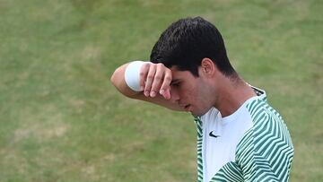 London (United Kingdom), 23/06/2023.- Carlos Alcaraz of Spain in action against Grigor Dimitrov of Bulgaria during their quarter final tennis match at the Cinch ATP Tour Championships in London, Britain, 23 June 2023. (Tenis, España, Reino Unido, Londres) EFE/EPA/ANDY RAIN