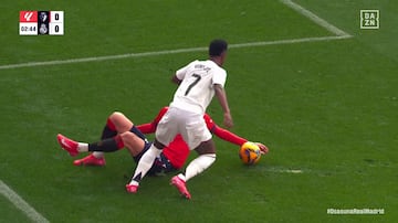 La mano de Catena que Vinicius reclamaba como penalti en el minuto 2 del Osasuna-Real Madrid de la jornada 24 de LaLiga EA Sports.