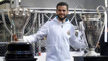 Nacho posa con LaLiga y la Champions League.