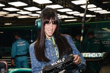 Fernando Alonso y Aitana Ocaña posan en el box de Alpine durante el Gran Premio de México de Fórmula 1.