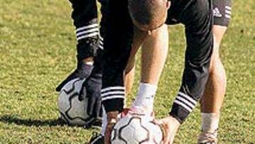 Zizou y Roberto preparan los cañones. Fue la imagen del entrenamiento previo al gran duelo. Zidane y Roberto Carlos, con gran mimo hacia la pelota, ensayaron el lanzamiento de faltas desde fuera del área. Junto a Hierro y Figo, serán los encargados de batir a Cañizares.