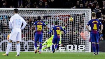 Leo Messi falla un penalti durante el partido de Liga Santander entre el F.C. Barcelona y el Deportivo de la Coru&ntilde;a.