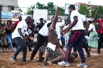 Fotografías de la lucha tradicional de Mali durante el festival de Bamako en las orillas del río Níger.