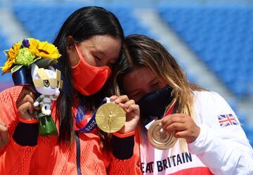 Sakura Suzuki (Japón, 1ª) y Sky Brown (GBR, 3ª) se miran sus medallas abrazadas. 