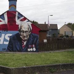 Coronavirus: UK fund-raiser Colonel Tom Moore, 100, to receive knighthood