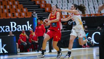 Raquel Cabrera penetra ante la defensa de Paula Ginzo.