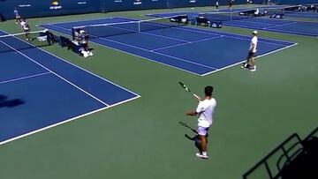 Alcaraz entrena con su hermano cuando aparece Sinner: lo que le dice Carlitos se hace viral