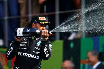 El piloto britanico de Mercedes, Lewis Hamilton, celebra el segudo puesto.