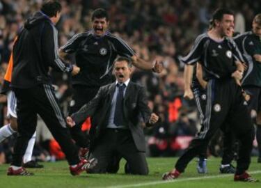 Mourinho celebr¨® as¨ª un gol del Chlesea al Barcelona durante la fase regular de la Champions League de 2006.