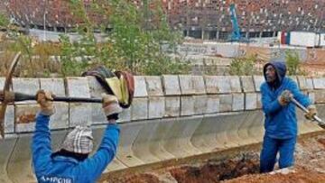 <b>AVANZAN. </b>Los trabajos para acabar el monumental Estadio Nacional de Johannesburgo se realizan con pocos medios y mucha voluntad.