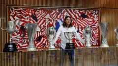 El jugador brasileño Filipe Luis de 33 años, posa junto a los trofeos conseguidos durante su trayecto como jugador del Atlético de Madrid.