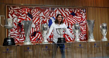 El jugador brasileño Filipe Luis de 33 años, posa junto a los trofeos conseguidos durante su trayecto como jugador del Atlético de Madrid.