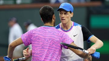 Carlos Alcaraz y Jannik Sinner se saludan tras su partido en Indian Wells.