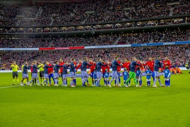 El 2 de octubre se jugó en el Wanda Metropolitano uno de los partidos más importantes de la Liga: Atlético-Barcelona. Ganó el equipo de Simeone por 2-0, con tantos de Lemar y Luis Suárez. Pero la gran noticia es que el estadio del Atlético pudo albergar una entrada del cien por cien de su aforo. Es decir, aforo total. 60.594 espectadores acudieron a ver en directo el encuentro. Se volvió a la normalidad. 