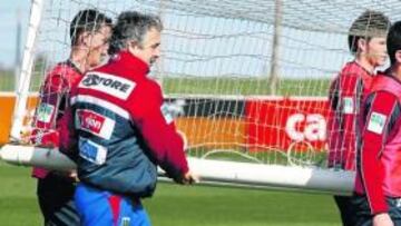 <b>MENTALIZADO. </b>Manuel Preciado, ayudando a un grupo de jugadores a transportar una portería.