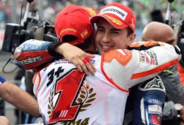 Winner of the Japanese Grand Prix and Movistar Yamaha MotoGP rider Jorge Lorenzo of Spain (R) congratulates Repsol Honda Team rider Marc Marquez of Spain following his win of the 2014 MotoGP World Championship after finishing second place at the MotoGP Japanese Grand Prix in Motegi, Tochigi prefecture on October 12, 2014. AFP PHOTO / TOSHIFUMI KITAMURA