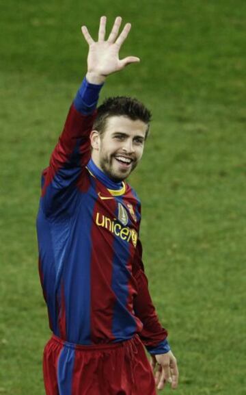 29-11-2010. Manita de Piqu¨¦ tras el 5-0 del Barcelona al Real Madrid.