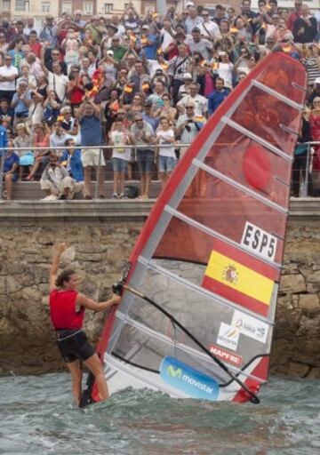 La subcampeona del mundo de la clase RS:X femenino, la española Marina Alabau, celebra su resultado en la regata final celebrada hoy en el campo de La Duna, en el octavo día del Mundial de Vela Santander 2014, en la que ha obtenido la medalla de plata. 