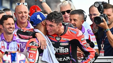 Aleix Espargaró abraza a su amigo Martín tras la Q2 de Tailandia.