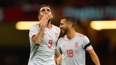 Paco Alcácer, con Gayà al fondo, en un partido de la Selección Española.