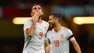 Paco Alc¨¢cer, con Gay¨¤ al fondo, en un partido de la Selecci¨®n Espa?ola.