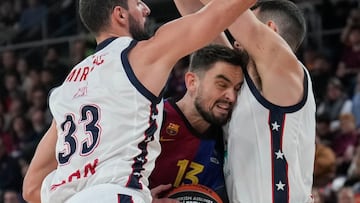Tomas Satoransky tratando de hacer una entrada entre Nikola Mirotic y Giampaolo Ricci durante el partido de Euroliga entre Barça y Milán.
