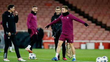 Diego Alonso y Rakitic, ayer en el Emirates.