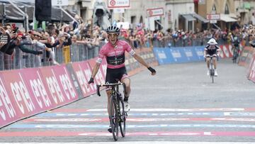 Simon Yates se exhibe en Osimo para afianzar la maglia rosa