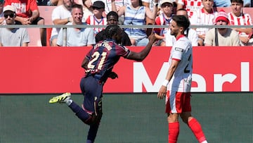 GIRONA (ESPAÑA), 20/09/2025.- El delantero camerunés del UD Levante, Etta Eyong (i) celebra su tanto ante el Girona durante el partido de LaLiga disputado este sábado en el estadio municipal de Montilivi en Girona. EFE/David Borrat
