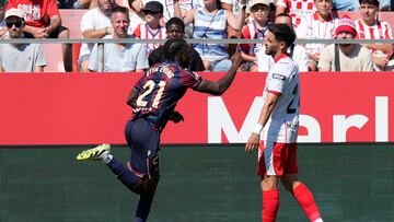 GIRONA (ESPAÑA), 20/09/2025.- El delantero camerunés del UD Levante, Etta Eyong (i) celebra su tanto ante el Girona durante el partido de LaLiga disputado este sábado en el estadio municipal de Montilivi en Girona. EFE/David Borrat