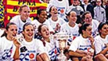 FELICES. Las chicas del Ros Casares hicieron buenos los pronósticos y estaban encantadas con su título.