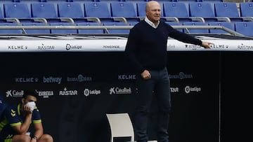 Pepe Mel da órdenes durante el partido de LaLiga Smartbank entre el Espanyol y la UD Las Palmas.