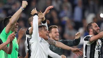 El jugador de la Juventus, Paulo Dybala, junto a sus compañeros.