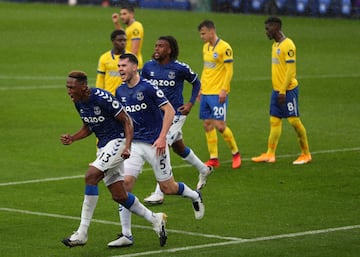 Ritmo frenético del Everton en la Premier League. El conjunto de Ancelotti sigue con rendimiento perfecto y en esta ocasión doblegó al Brighton en Goodison Park con doblete de James Rodríguez y otra anotación de Yerry Mina.