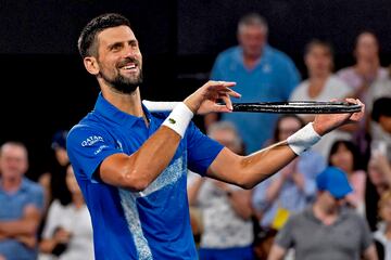 Desde la pasada edicin de Wimbledon, Novak Djokovic celebra sus victorias simulando que toca el violn. En su da revel que lo haca porque a su hija, Tara, le gusta ese instrumento y as le dedica sus triunfos. Ayer lo repiti en Brisbane tras superar a Monfils y tambin hizo como que soplaba un saxofn, en este caso para complacer a su hijo, Stefan.