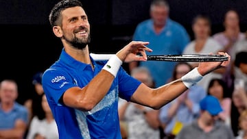 Desde la pasada edición de Wimbledon, Novak Djokovic celebra sus victorias simulando que toca el violín. En su día reveló que lo hacía porque a su hija, Tara, le gusta ese instrumento y así le dedica sus triunfos. Ayer lo repitió en Brisbane tras superar a Monfils y también hizo como que soplaba un saxofón, en este caso para complacer a su hijo, Stefan.