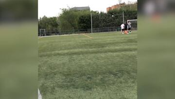 Griezmann le pega un balonazo a Godín y se parte de risa